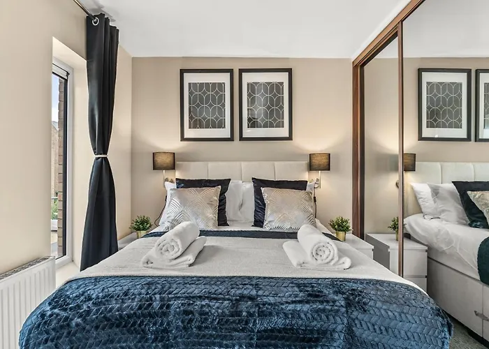 Sleek And Stylish 2 Bed With Garden And Parking